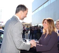 La presidenta de la Junta de Andalucía, Susana Díaz, recibe a Don Felipe a su llegada.