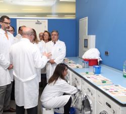 Don Felipe atiende a las explicaciones del director de I+D de Persán, Marcelino Sanromán, durante su visita al área de experimentación.