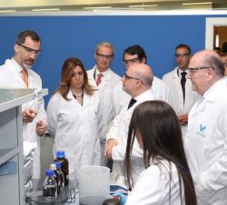 Su Majestad el Rey, durante su visita a los laboratorios de investigación.