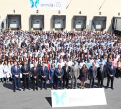 Su Majestad el Rey, con los trabajadores de Persán y las autoridades asistentes.