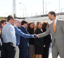 Don Felipe saluda a los trabajadores de Persán.