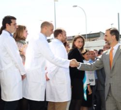 Don Felipe saluda a los trabajadores de Persán.