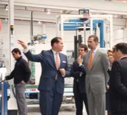 Su Majestad el Rey atiende a las explicaciones del director financiero de Persán, Juan Moya, durante su visita al almacén automatizado.