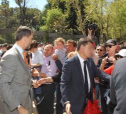 Don Felipe saluda al numeroso público congregado en el entorno del Parque de María Luisa.