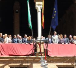 Don Felipe, acompañado por las autoridades asistentes, presencia desde el balcón de la Delegación del Gobierno en Andalucía, la procesión de los pasos