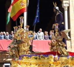 Su Majestad el Rey, junto a las autoridades que le acompañaban, observa la procesión del paso de Nuestro Padre Jesús Cautivo.