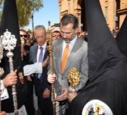 Don Felipe, con los nazarenos de la Hermandad de Santa Genoveva.