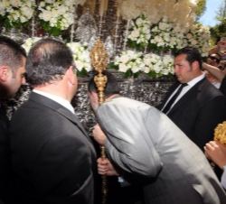 Don Felipe besa el paso de Nuestra Señora de las Mercedes.