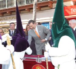 Don Felipe recibe el saludo de los cofrades de la Hermandad de la Redención en el beso de Judas.