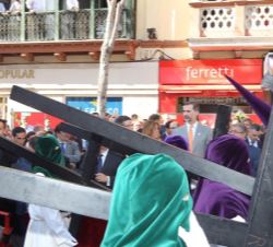 Don Felipe, junto a la presidenta de la Junta de Andalucía y el alcalde de Sevilla, durante el paso de los penitentes de la Hermandad de la Redención 