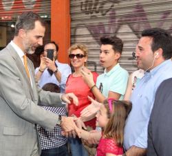 Don Felipe saluda a los sevillanos de camino a la Capilla de San Andrés.
