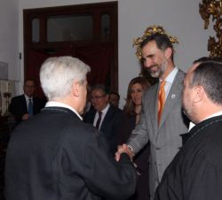 Su Majestad el Rey saluda a los cofrades de la Hermandad de Santa Marta, durante su visita a la Capilla de San Andrés.