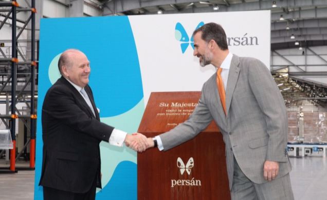 Don Felipe recibe el saludo del presidente de Persán tras descubrir una placa conmemorativa de la inauguración de las nuevas instalaciones.