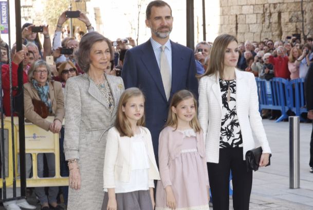 Sus Majestades los Reyes, junto a Su Majestad la Reina Doña Sofía y Sus Altezas Reales la Princesa de Asturias y la Infanta Doña Sofía, en la Catedral