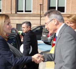 Su Majestad la Reina es recibida por el presidente de Cruz Roja Española, Javier Senent, y la secretaria de Estado de Servicios Sociales e Igualdad, S