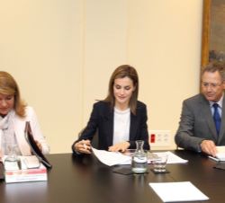 Su Majestad la Reina, junto a la secretaria de Estado de Servicios Sociales e Igualdad y el presidente de Cruz Roja Española, durante la reunión de tr