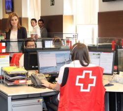 Doña Letizia, durante su recorrido por las dependencias de la sede de Cruz Roja Española.