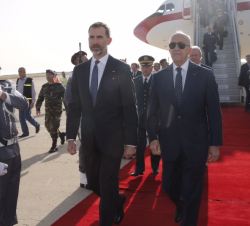Su Majestad el Rey junto al Viceprimer Ministro y Ministro de Defensa del Libano, Samir Mokbel, a su llegada a Beirut