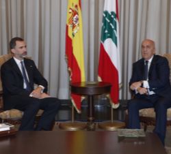 Su Majestad el Rey durante el encuentro con el Viceprimer Ministro y Ministro de Defensa de la República Libanesa, Samir Mokbel