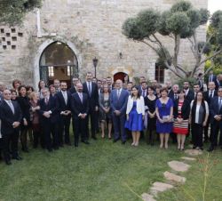 Fotografía de grupo de Su Majestad el Rey con una representación de la colectividad española en el Líbano