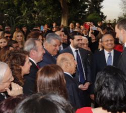 Su Majestad el Rey durante la recepción a la colectividad española en el Líbano, conversa con algunos de estos españoles
