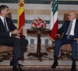 Su Majestad el Rey durante el encuentro con el Presidente del Consejo de Ministros de la República Libanesa, Tamam Salam