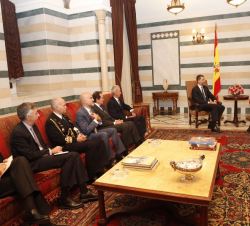 Su Majestad el Rey durante el encuentro con el Presidente del Consejo de Ministros de la República Libanesa, Tamam Salam y la delegación española