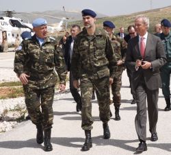 Su Majestad el Rey acompañado por el ministro de Defensa, Pedro Morenes y por el general jefe de la Brigada Multinacional Este de (UNIFIL), general de