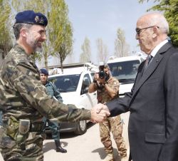 Su Majestad el Rey a su llegada a la Base "Miguel de Cervantes" recibe el saludo del ministro de Defensa del Líbano, Samir Mokbel