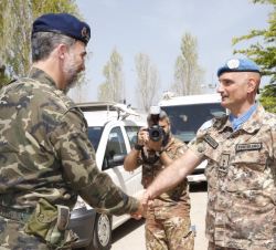 Su Majestad el Rey a su llegada a la Base "Miguel de Cervantes" recibe el saludo del comandante de UNIFIL, el general de división italiano, 