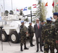 Su Majestad el Rey recorre la exposición estática de equipos utilizados tanto por los miembros del Ejército como por los de la Guardia Civil