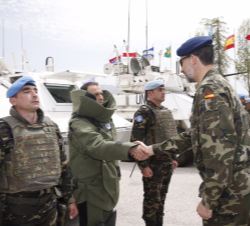 Su Majestad el Rey saluda a uno de los artificieros del Ejercito que realiza tareas de desminado 