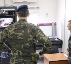 Su Majestad el Rey interviene en una videoconferencia con la Unidad de Apoyo Logístico Sanitario durante su visita a la estación médica ROLE 1