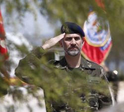 Su Majestad el Rey realiza el saludo militar durante el acto de homenaje a los que dieron su vida por España