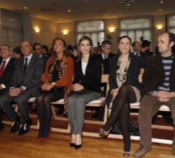 Doña Letizia en el salón de actos de la Residencia de Estudientes momentos antes de comenzar el acto