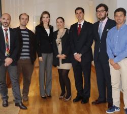Su Majestad la Reina con premiados en anteriores ediciones de la FPdGi