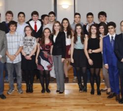 Su Majestad la Reina con un grupo de estudiantes del colegio Ramiro de Maeztu que acudieron como oyentes al acto