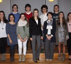 Su Majestad la Reina con un grupo de estudiantes del colegio San Patricio que acudieron como oyentes al acto