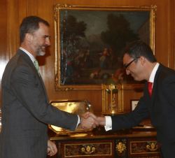 Su Majestad el Rey recibe el saludo del director general de Unipublic, Javier Guillén 