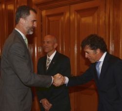 Don Felipe recibe el saludo del ganador de La Vuelta en 1985 y 1989, Pedro Delgado