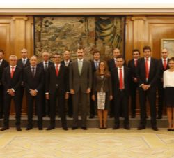 Su Majestad el Rey, con los responsables de la organización de la Vuelta Ciclista a España