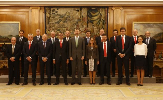 Su Majestad el Rey, con los responsables de la organización de la Vuelta Ciclista a España