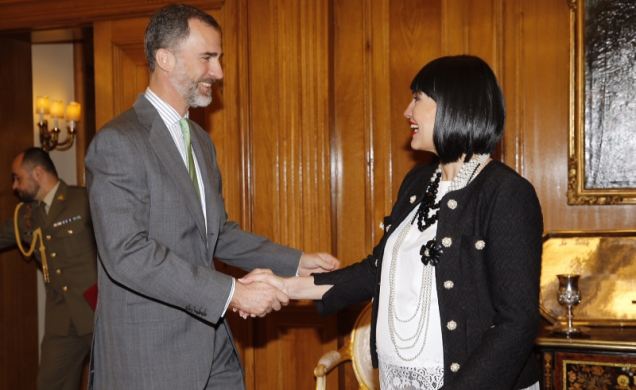 Su Majestad el Rey saluda a Irene Villa, presidenta de la Fundación que lleva su nombre