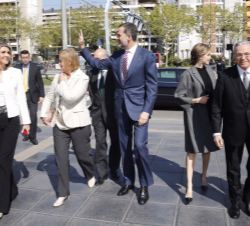 Don Felipe y Doña Letizia, con las autoridades que les recibieron a su llegada.