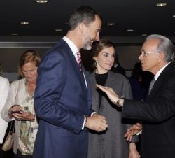 Los Reyes conversan con el presidente de "la Caixa", Isidre Fainé.