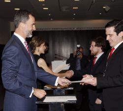 Los Reyes entregan los diplomas a los estudiantes.