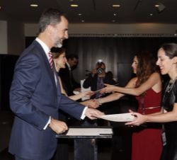 Los Reyes entregan los diplomas a los estudiantes.