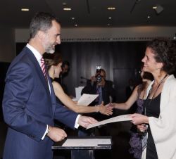 Los Reyes entregan los diplomas a los estudiantes.