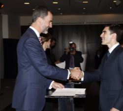 Los Reyes entregan los diplomas a los estudiantes.