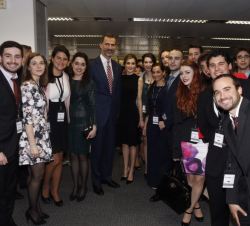 Don Felipe y Doña Letizia, con un grupo de estudiantes.